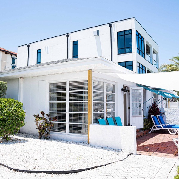 DIRECT WATERFRONT 2BDRM Villa with full kitchen, fish from porch