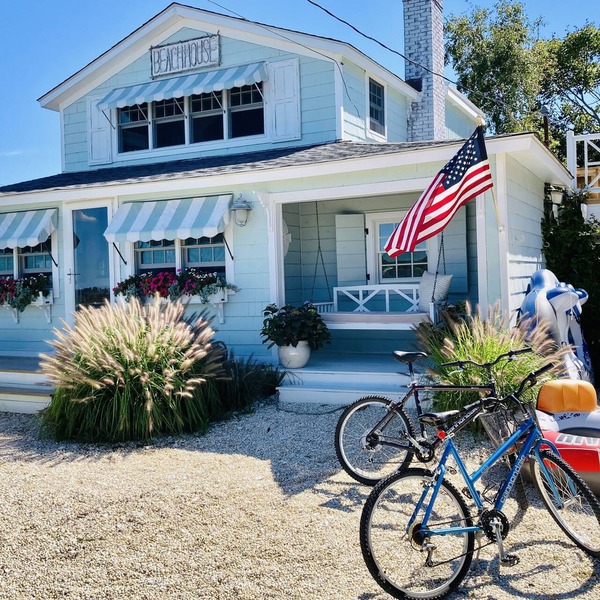DIRECT WATERFRONT Beachhouse!