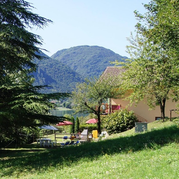 Directly on the lake on the second floor and with a garden on the first floor