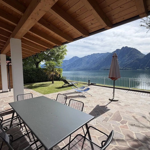 Directly on the lake with garden