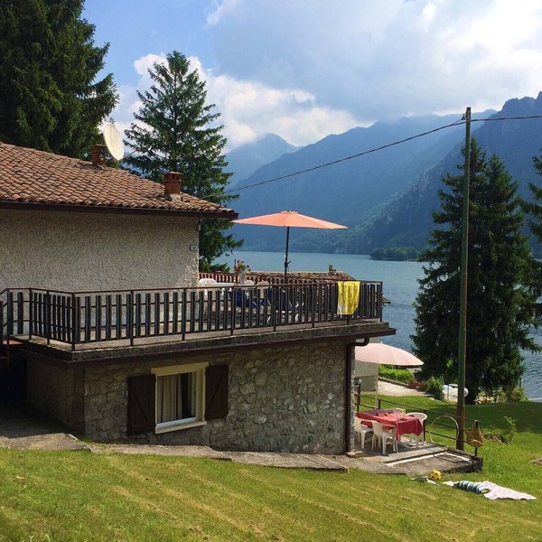 Directly on the lake with terrace and two bedrooms
