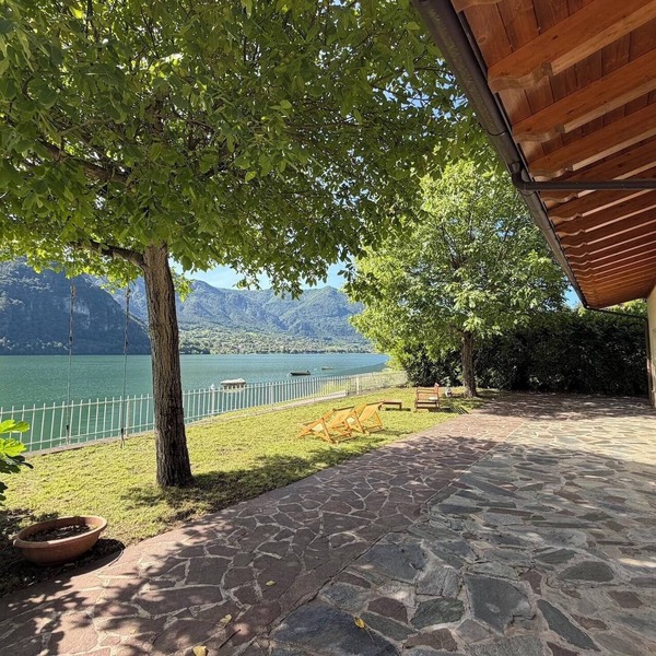 Directly on the lake with garden