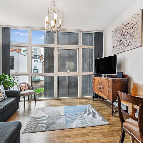 Discover Riverside Comfort at Tate Britain: Stylish 1-Bed Apartment (Sleeps 4)