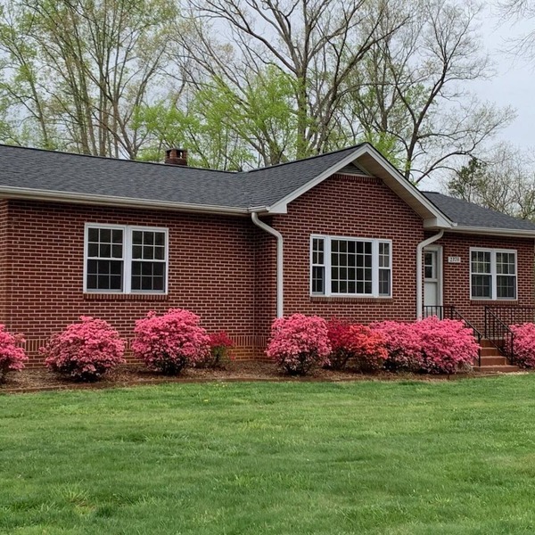 Discover Tranquility at Carolina Cottage - Cozy 2-Bedroom Retreat in Hickory, NC