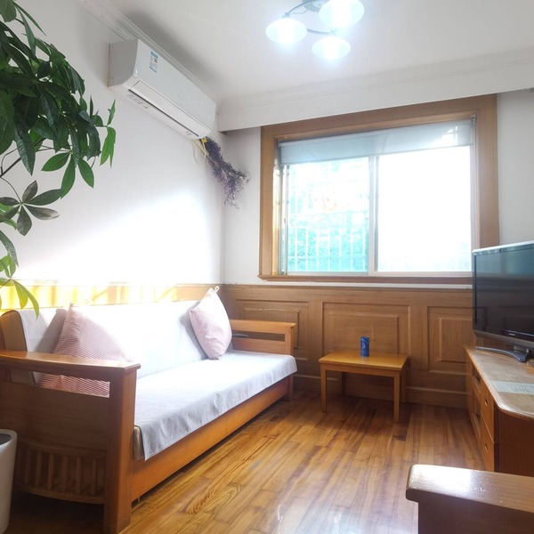 discovering SH Sunny subway apartment in downtown