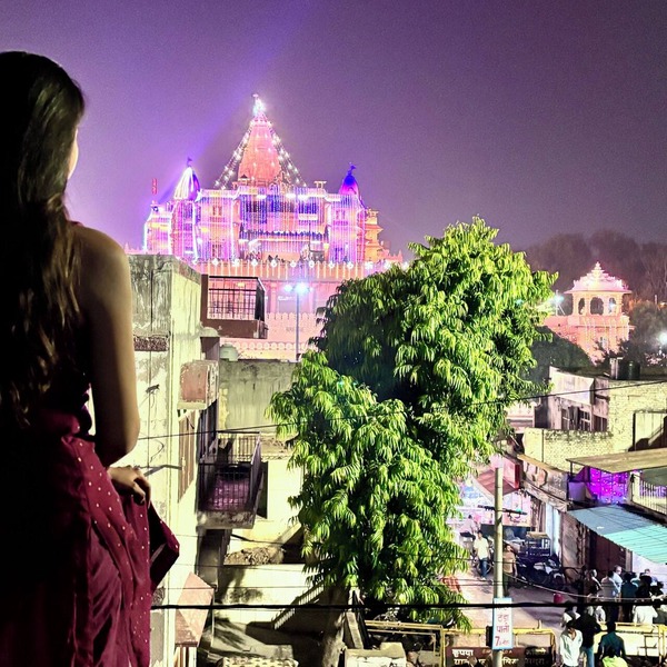 Divine Stay - Facing Krishna Janmabhoomi Temple, Mathura/Vrindavan - Sleeps 2-6