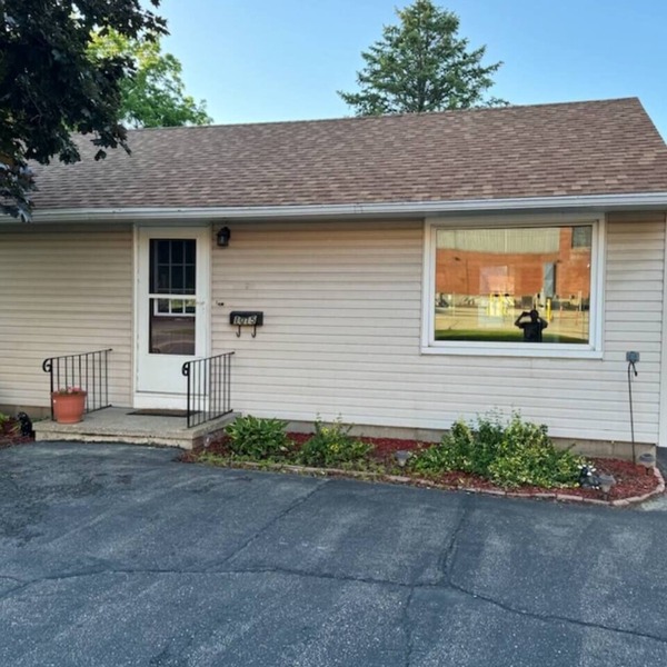 Dixon hideaway. 2BR comfy house with fenced yard