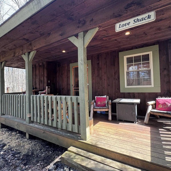 Dizzy's Den-5 minute walk to lake access-rentals-formerly the "Love Shack"
