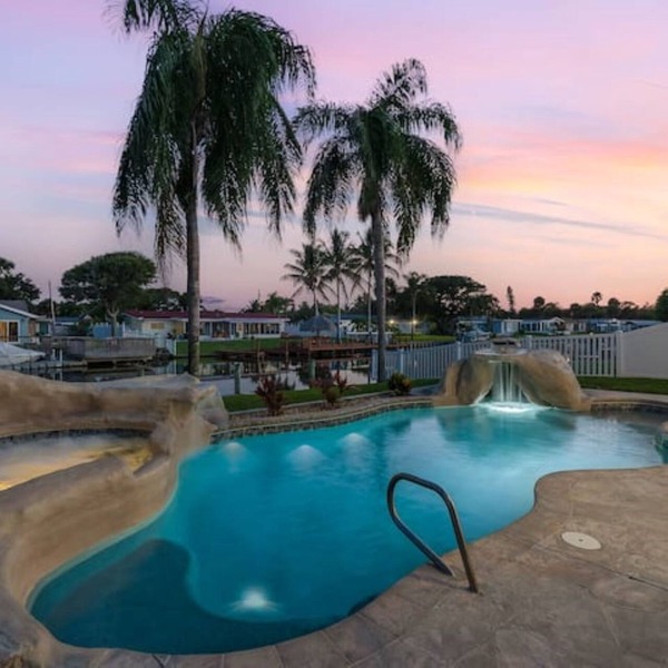Dock, Kayaks, Pool, JACUZZI, ping pong, billiards, all beach gear, and more!