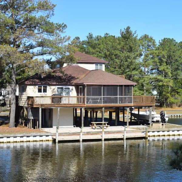 Dockside Dreams-Canalfront Home in Oyster Bay with Boat Dock.