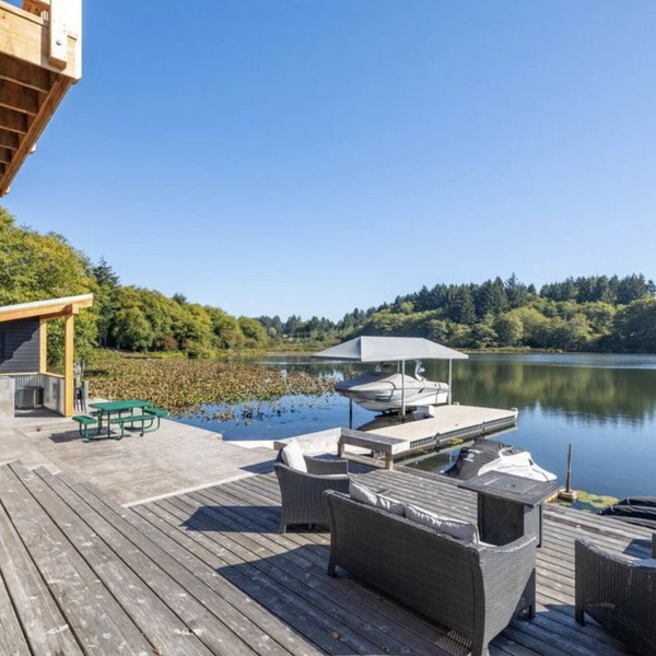 Dockside on Devil’s Lake, hot tub, dock, fire pits, game & family rooms, Pets OK