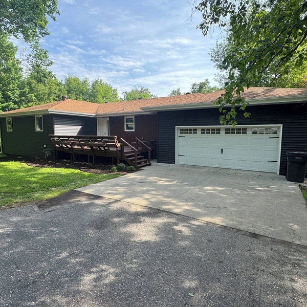 Dockside Retreat on the Canal on Lake Bemidji- 4BR, 3BA-Hot Tub-Fireplace!