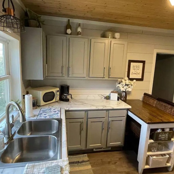 Dog Friendly 2 Bedroom Upper Unit in Iron River