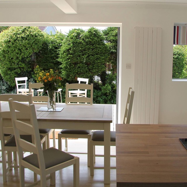 Dog friendly bungalow with EV charger, a short walk to St Merryn village centre