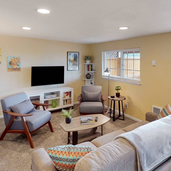 Dog-friendly lower level of duplex w/enclosed deck, washer/dryer, mountain view
