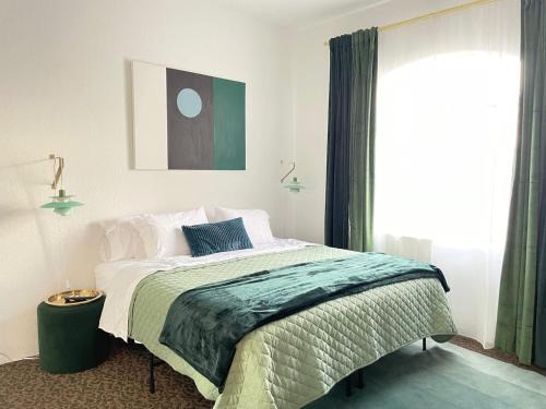 Dog friendly Mid-Century style condo with poolspa