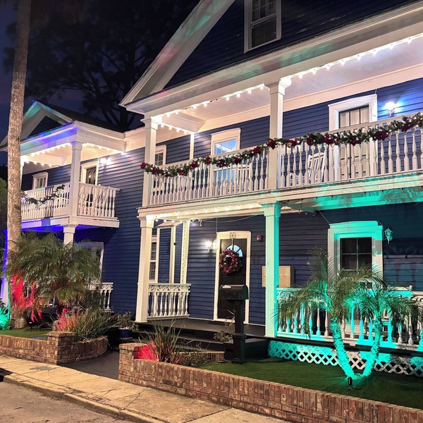 Dog-friendly renovated downtown apt FREE BIKES