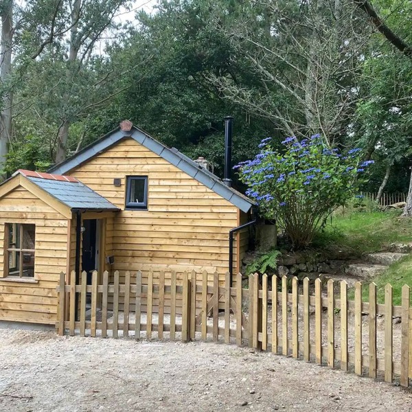 Dog friendly studio w/woodland & lake @coskewis