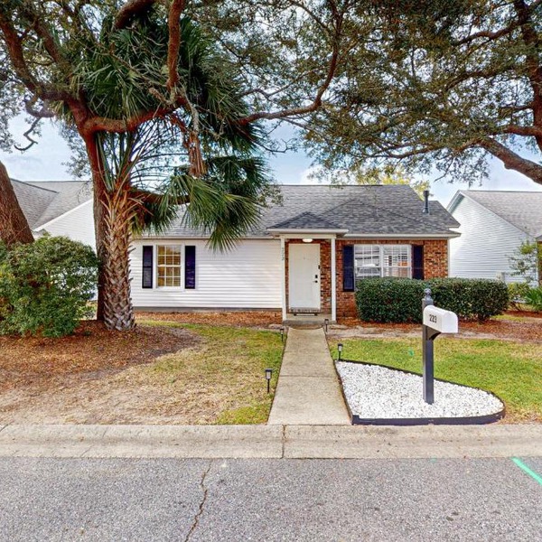Dog-Friendly Yard! Retreat 11 Mi to Destin & Beach