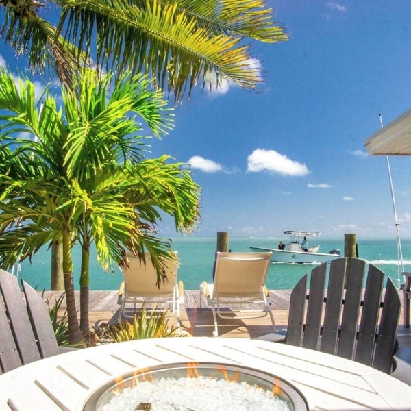 Dolfan Oceanfront Cottage Direct oceanfront with 50 ft of dockage and jacuzzi and kayaks 4 bed 2 bath home