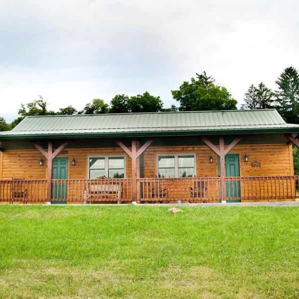 Double cabin with 2 queen beds, 1 king bed, common porch and each unit has a private entrance and bath.