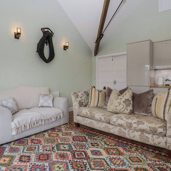 DOUBLETREE COTTAGE, pet friendly, with a garden in Mere