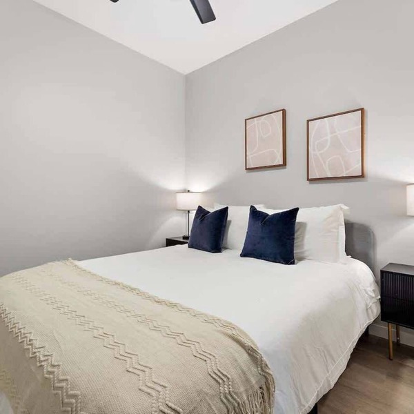 Downtown 2-Bed with Rooftop & Gym