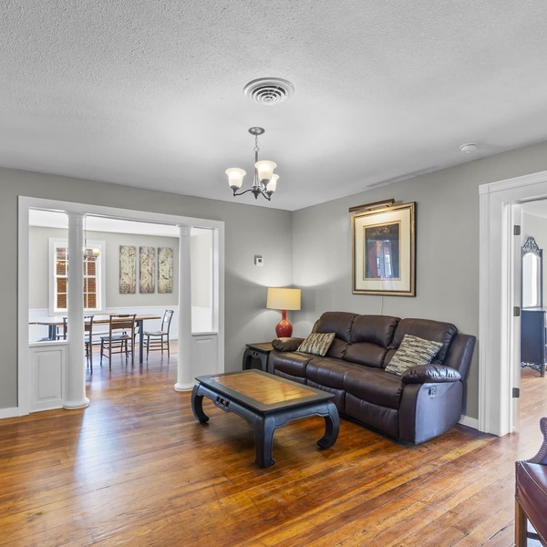 Downtown 4BR with 2 King Beds! Walking distance to SEMO and the River Front.