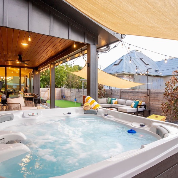 Downtown Austin Luxury Stay ★ Hot Tub Fire Pit Minigolf