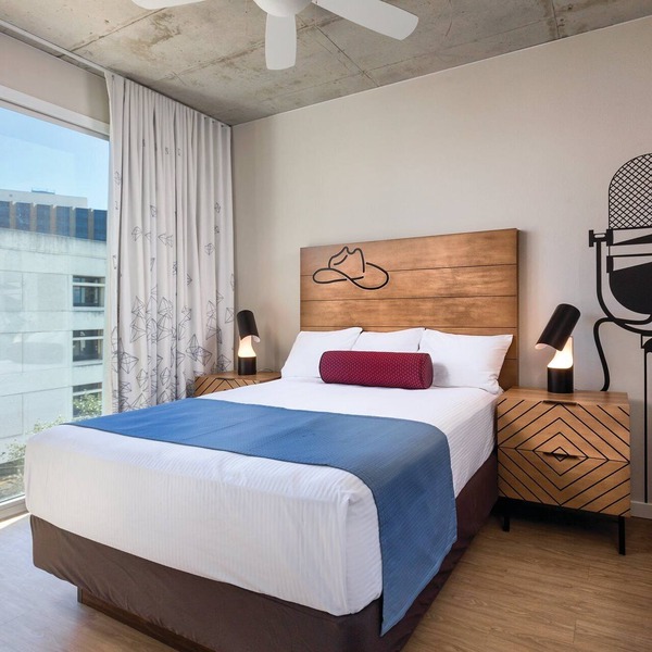 DOWNTOWN Austin with ROOFTOP Pool and BBQ Area, Fire Pit & a Fitness Center