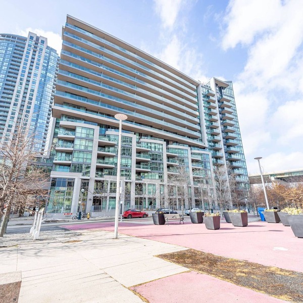 Downtown Bachelor Steps to Transit, Dining & Nightlife