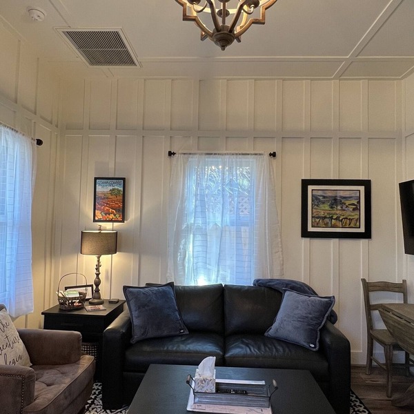 Downtown Cozy Cottage, two blocks from downtown and new!
