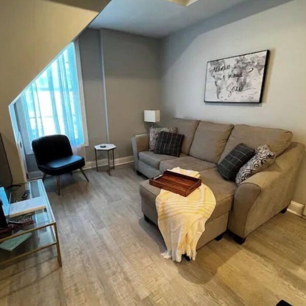Downtown Dubuque Retreat, Spa Access, Private Deck, One block to Farmers Market,