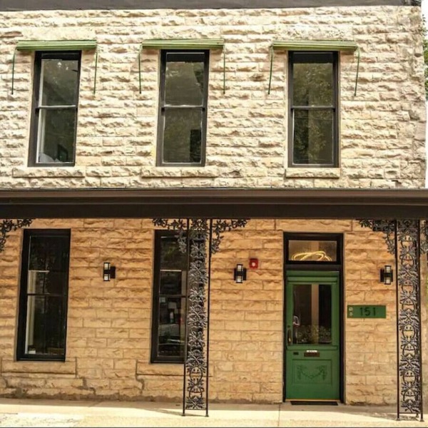 Downtown+HotTub+Wifi+FreeParking @151 Spring Ste C