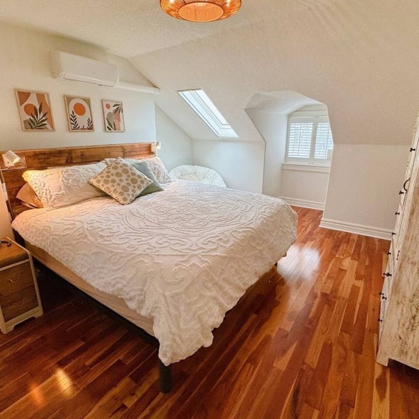 Downtown Kingston Heritage Home! Parking,Deck, 5 min from water & downtown core