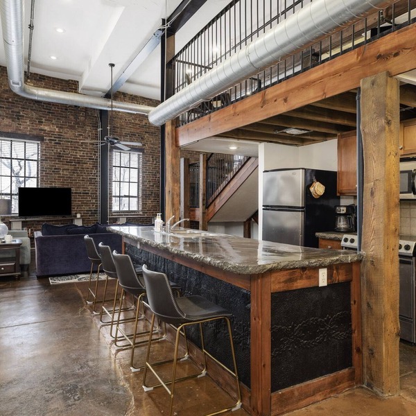 Downtown Loft - minutes from bars, restaurants, stadium and more