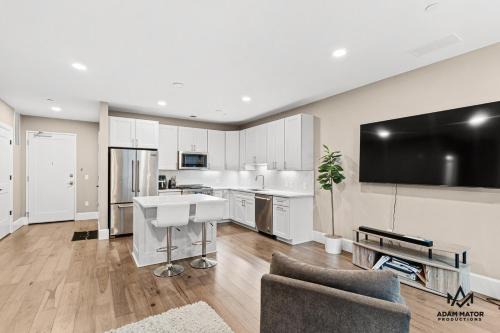 Downtown Luxury Condo Walk to Stadium