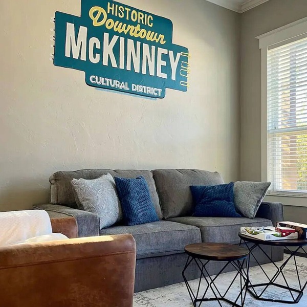 🏡 Downtown Stroll Retreat — Park Views & Perfect Location!