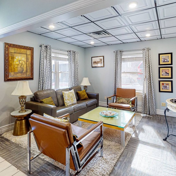 Downtown suite with central air conditioning, WiFi - near everything