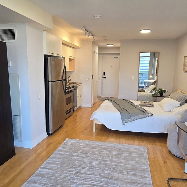 Downtown Toronto Condo | WiFi, Gym & Pool – Steps to Subway & Eaton Centre