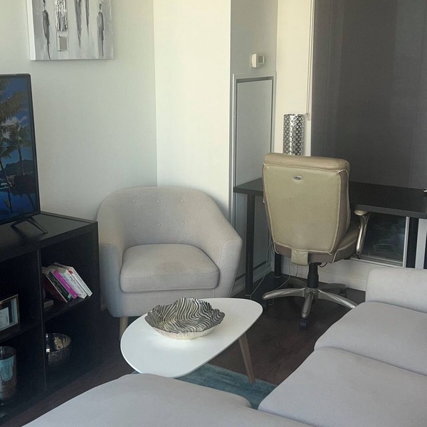 Downtown Toronto suite with CN Tower & Lake views