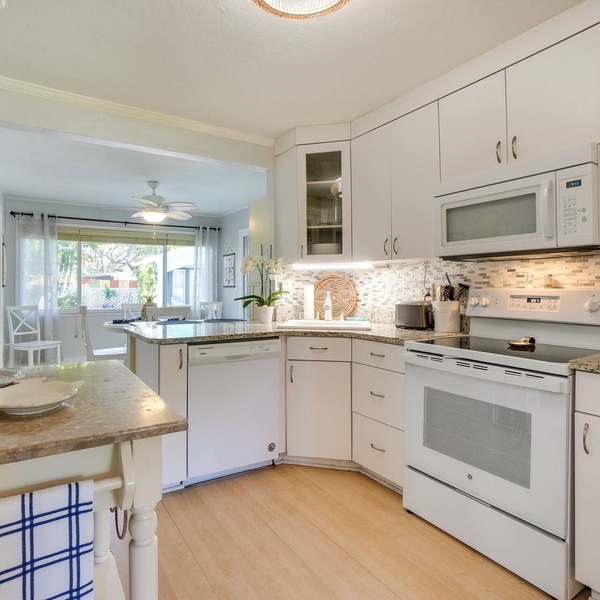 Dreamy Palm Harbor Cottage, Steps to Crystal Beach