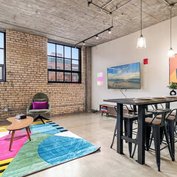DT 2KBD 2BA Steps from Target Field+ Gym + Kitchen + Laundry