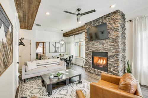 Dtwn Blowing Rock Condo w/Private Hot Tub!