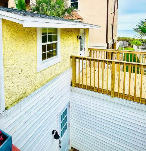 "Dunes" Gulf-View Historic Beachside Cottage 1/1