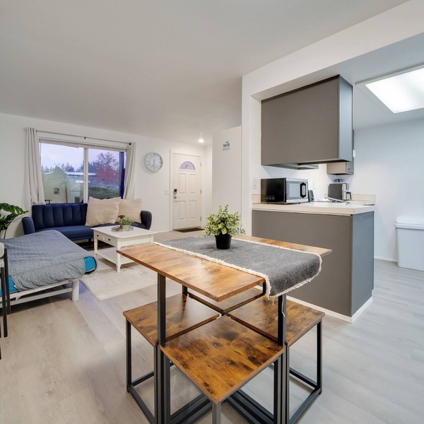 Duplex Group Getaway 3 Mi to Dtwn Bellevue!
