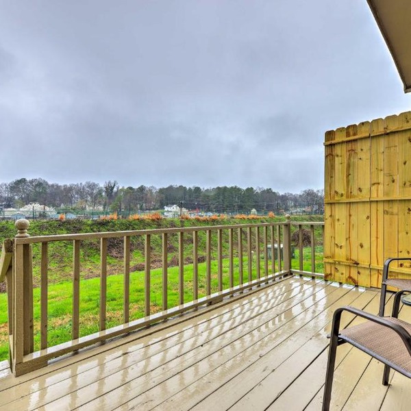 Durham Townhome with Deck - 15 Min to Downtown, DPAC!