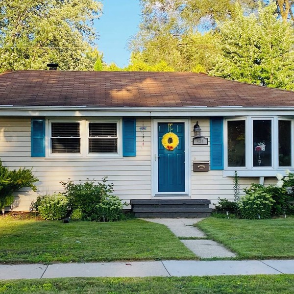 EAA Rental Home with landscaped yard, deck & AC