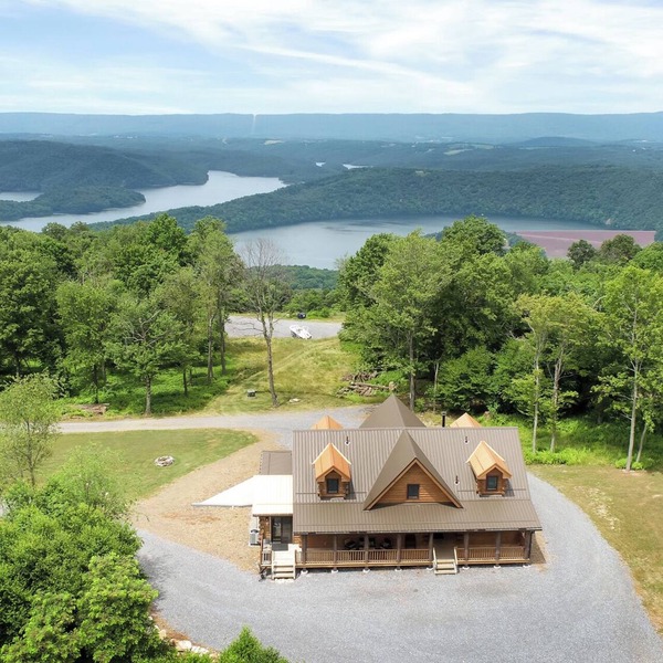 Eagle's Escape - Mountain top lodge with spectacular views