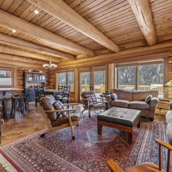 Eagle View Chalet: Spacious 3BDRM Chalet, Family Friendly w/Private Hot Tub
